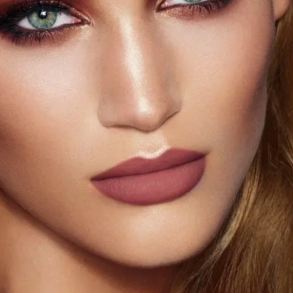 M.I. KISS
CHARLOTTE TILBURY
Matte Revolution Lipstick
0.12g